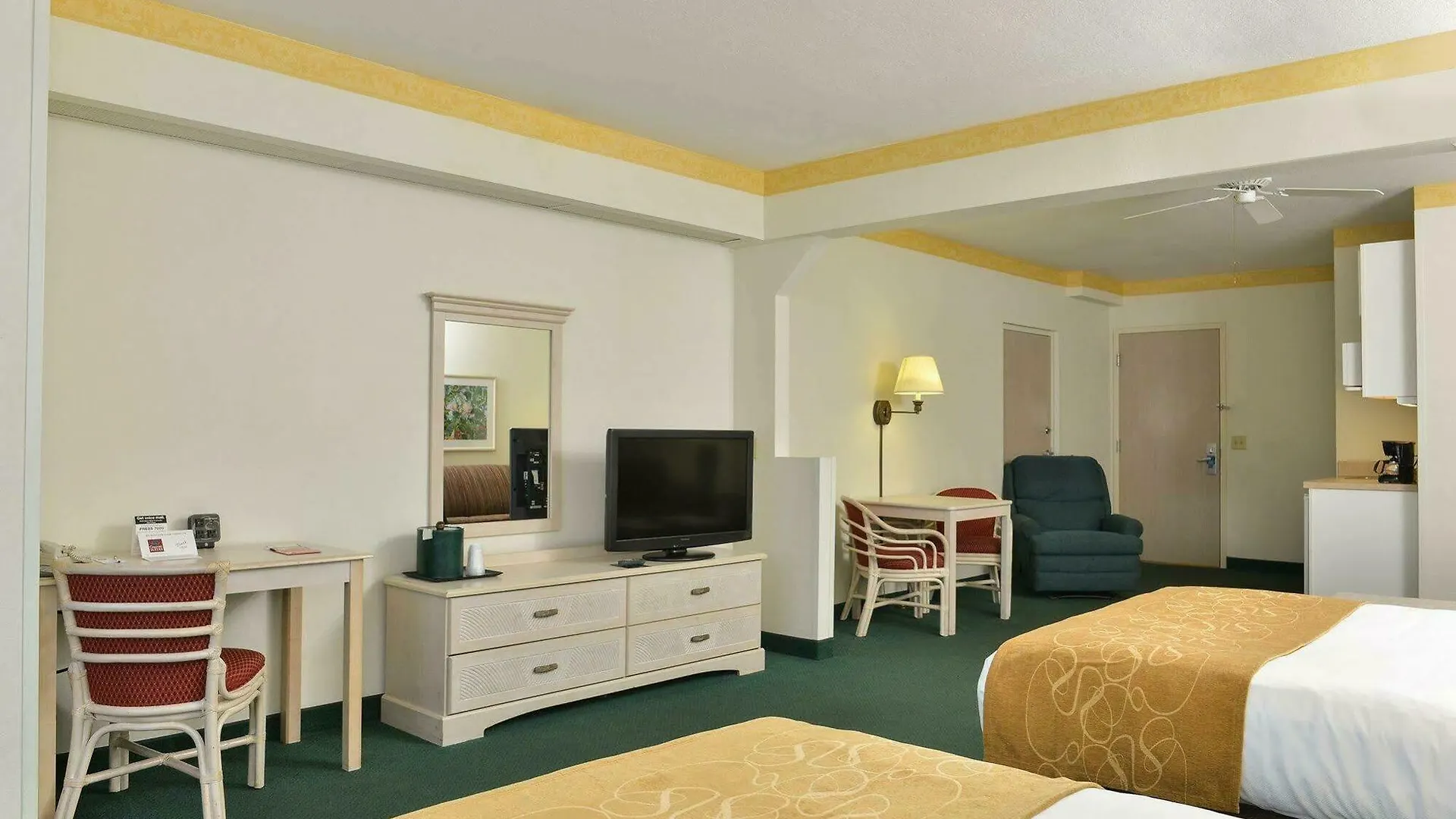 Comfort Maingate East Селебрейшн