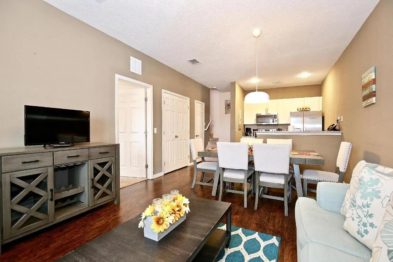 Fantastic Townhouse In Lux Community Sleeps 8, 10' To Disney!! Holiday home Kissimmee